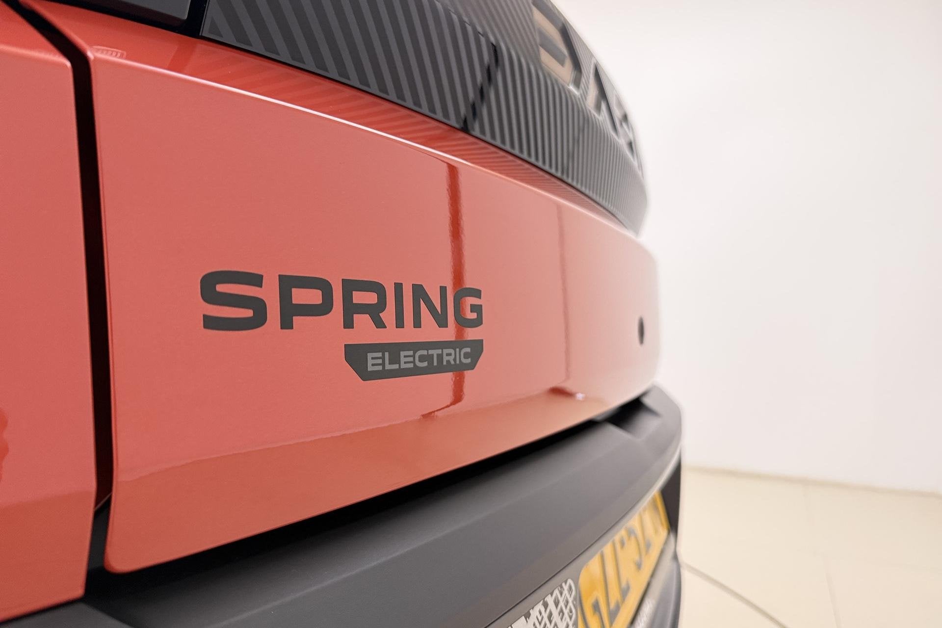 Dacia Spring Extreme 65 26.8 kWh | Unieke kilometerstand! |, Auto's, Gebruikt, Zwart, 4 stoelen, Leder en Stof