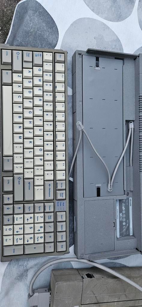 Vintage Olivetti PC met toetsenbord en voeding, Computers en Software, Vintage Computers, Ophalen of Verzenden