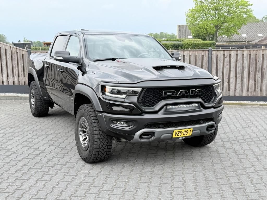 Dodge Ram 1500 6.2 V8 4x4 CC TRX HELLCAT (bj 2022), Auto's, Automaat, Gebruikt, Verwarming stoelen achter, Zwart