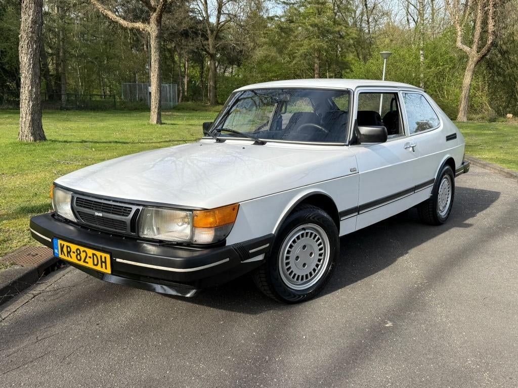 Saab 900 2.0 GL HB 1984 Wit automaat  belasting vrij !!, Auto's, Saab, Voorwielaandrijving, Stof, 1145 kg, Zwart