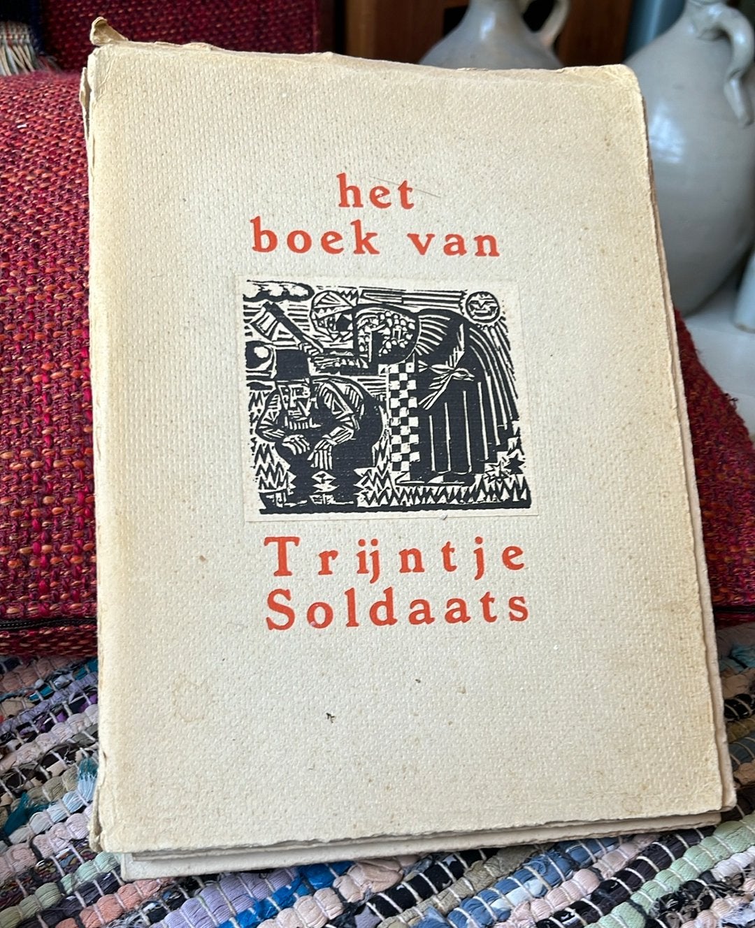 Boek “Trijntje Soldaats “ Houtsnedes Johan Dijkstra Ploeg, Ophalen of Verzenden, Gelezen, Grafische vormgeving