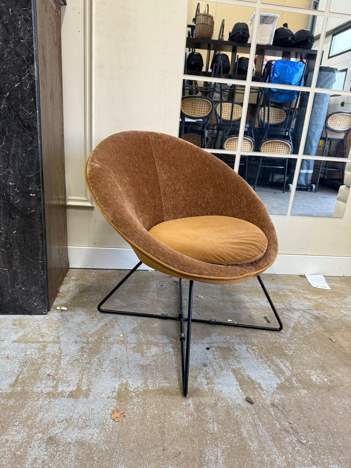 Pomax kuipstoel goud velvet, Huis en Inrichting, Stoelen, Ophalen, Gebruikt, Overige kleuren, Eén