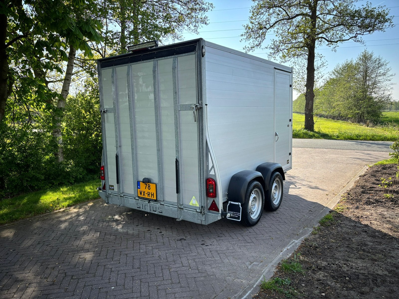 Sirius gesloten aanhangwagen allu uitvoering met deur-klep, Ophalen, Zo goed als nieuw
