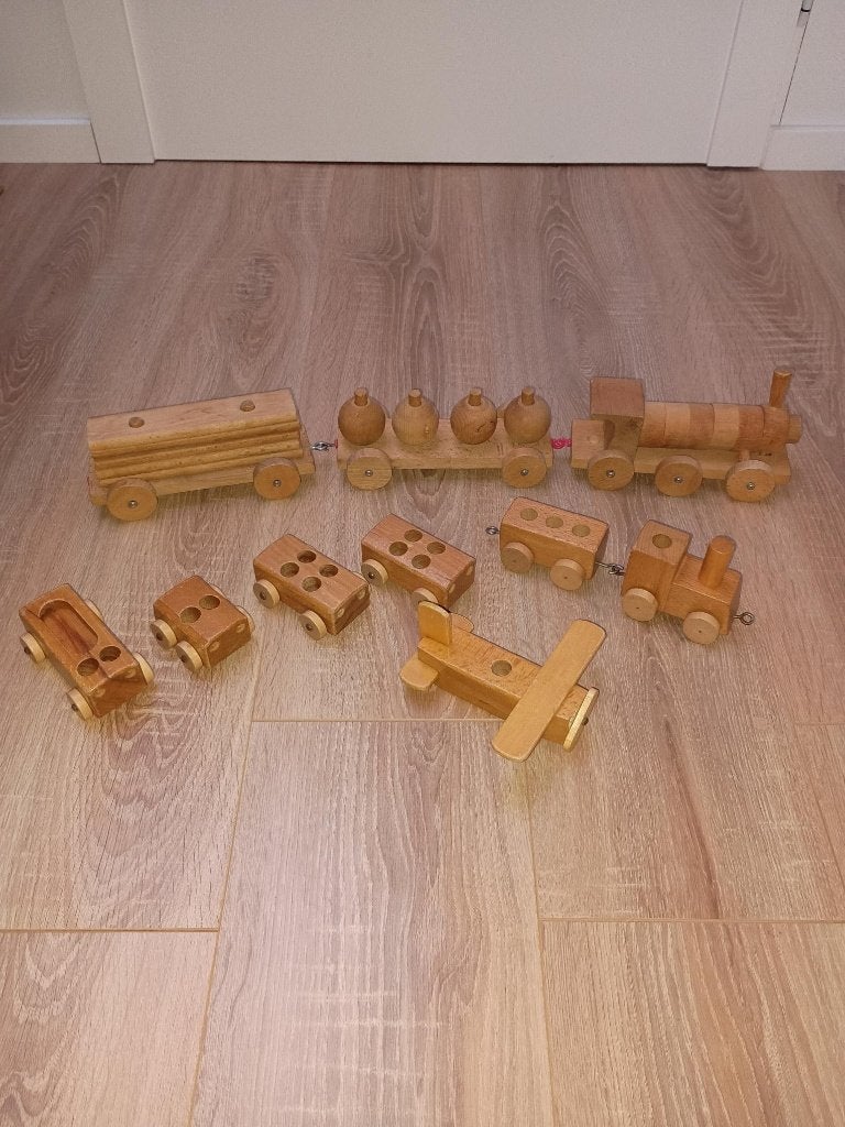Houten vliegtuigje, treintje en autootjes, Kinderen en Baby's, Speelgoed | Houten speelgoed, Ophalen of Verzenden, Zo goed als nieuw