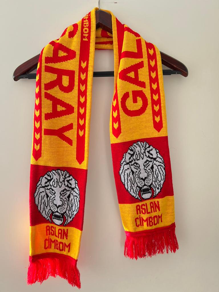 Galatasaray sjaal cimbom, Verzamelen, Sportartikelen en Voetbal, Ophalen of Verzenden, Zo goed als nieuw, Buitenlandse clubs, Vaantje of Sjaal