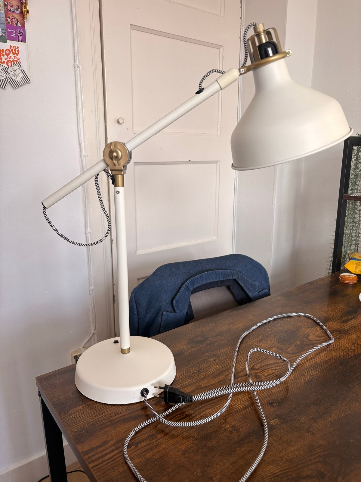 Witte bureaulamp van IKEA, verstelbaar
