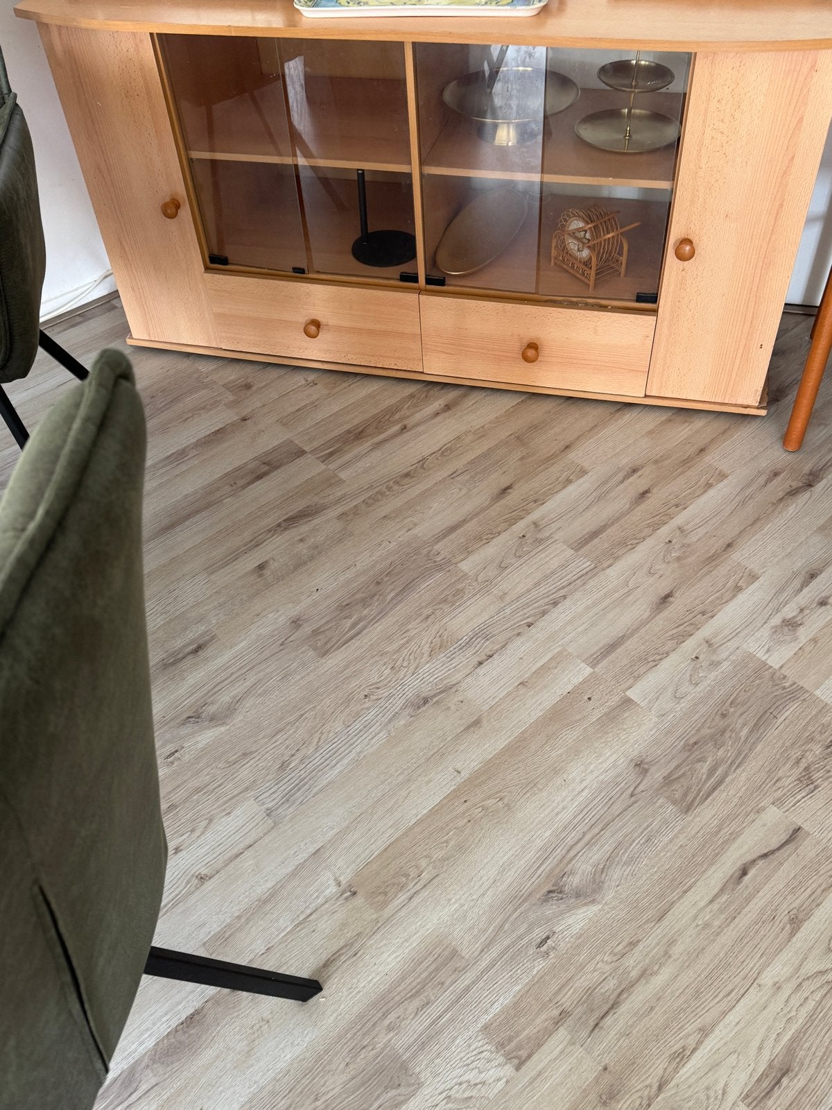Houten dressoir met glazen deuren en lades, Ophalen, Gebruikt, 100 tot 150 cm, Met lade(s)