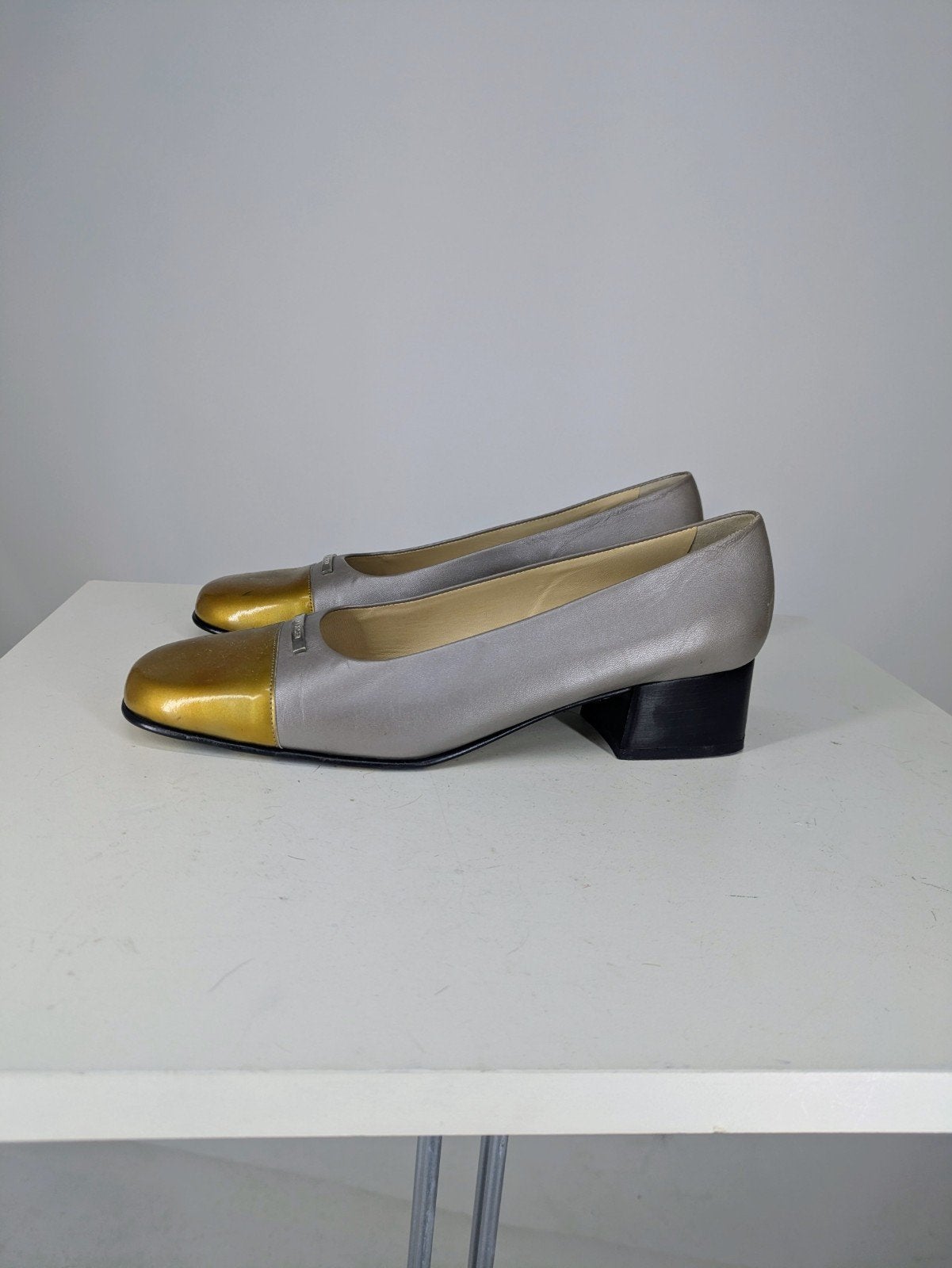 Peter Kaiser Pumps - Grijs met Goud - Maat 39, Kleding | Dames, Schoenen, Peter Kaiser, Onbekend, Ophalen of Verzenden, Zo goed als nieuw