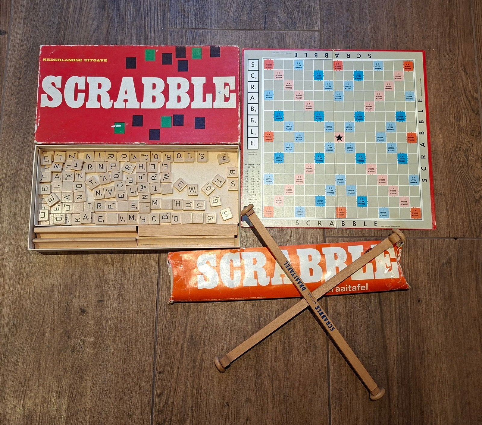 Scrabble houten letters en draaitafel compleet, Hobby en Vrije tijd, Gezelschapsspellen | Bordspellen, Ophalen of Verzenden, Zo goed als nieuw