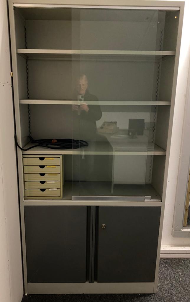stalen kast met glas schuifdeurtjes, Ophalen, 50 tot 100 cm, Glas, 150 tot 200 cm