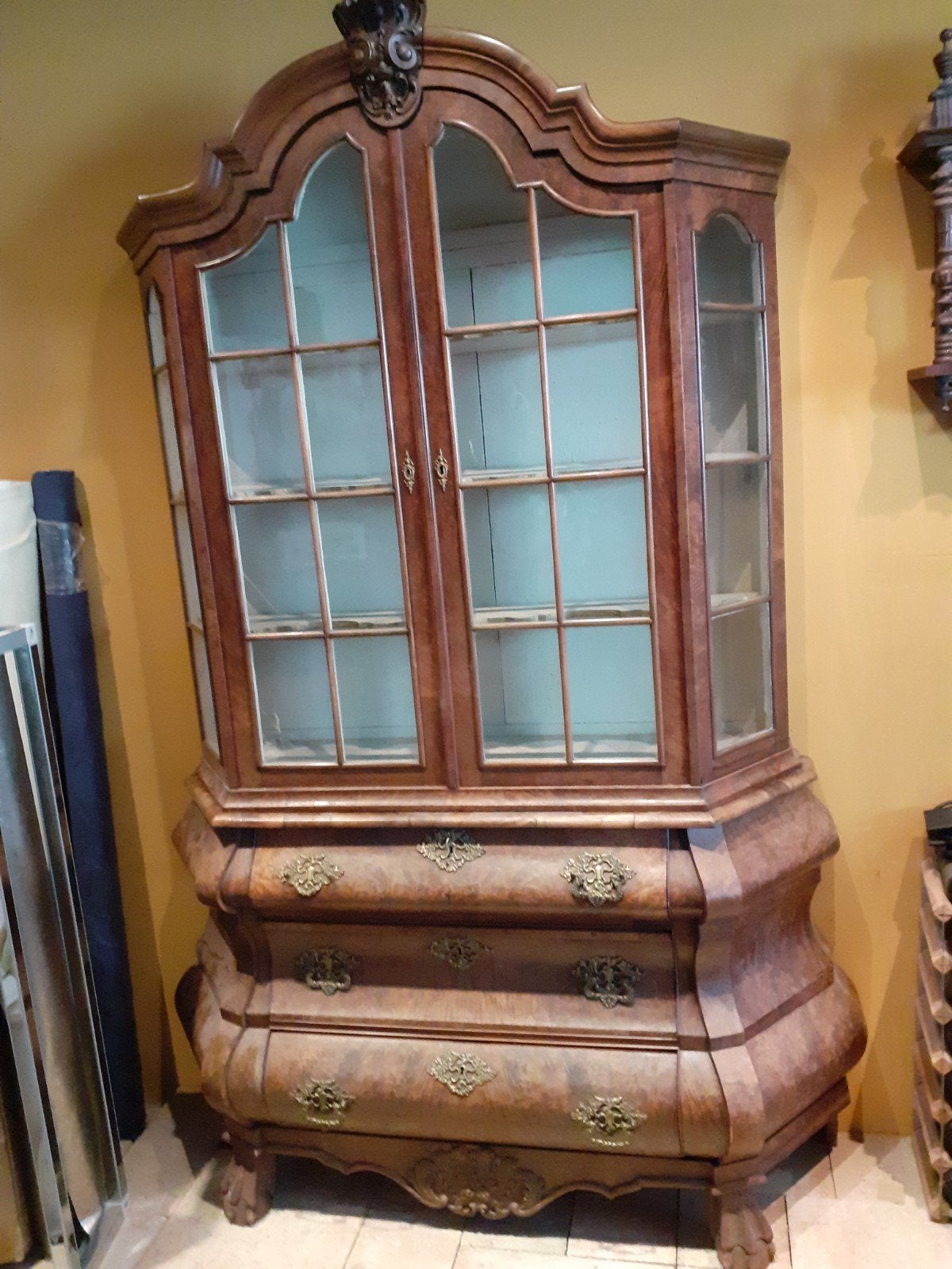 Oude vitrine kast met 3laden en leeuwe poten 100 euro, Huis en Inrichting, Kasten | Vitrinekasten, Ophalen, 25 tot 50 cm