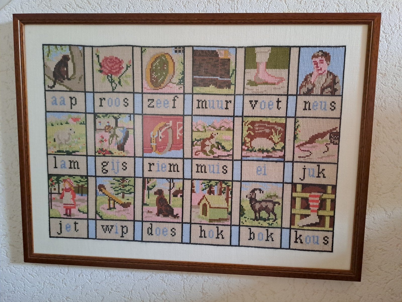 Geborduurd ABC-bord met dieren en voorwerpen, Ophalen of Verzenden, Gebruikt, 50 tot 75 cm, Overige typen
