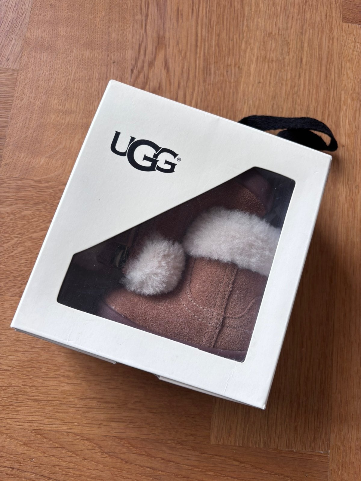 Nieuw UGG laarsjes in geschenkdoos maat 16 kraamcadeau, Kinderen en Baby's, Meisje, Laarsjes, Nieuw, Ophalen of Verzenden