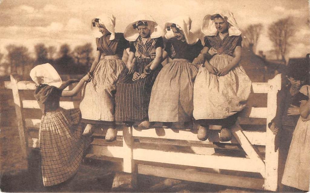 Zuid-Beveland Klederdracht meisjes op hek, Ophalen of Verzenden, Voor 1920, Ongelopen, Zeeland