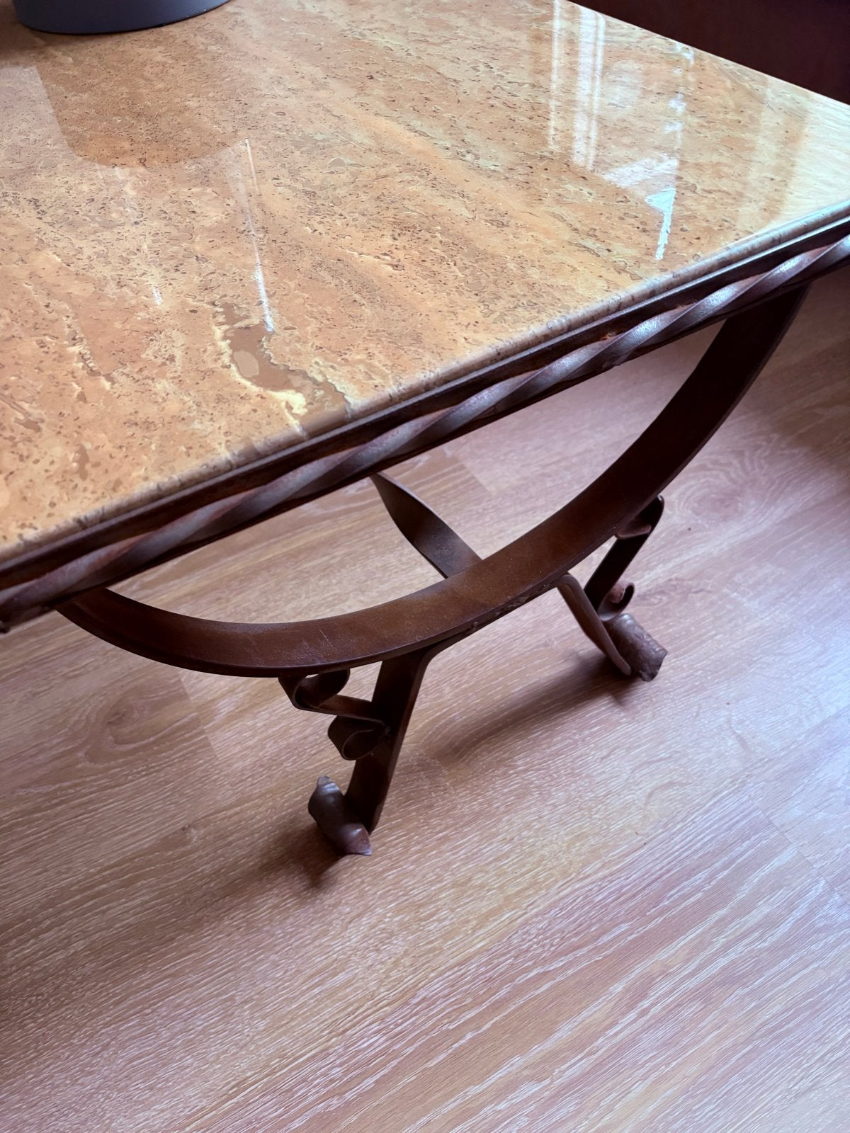 Klasiek Salontafel marmeren blad en smeedijzeren onderstel, Ophalen, Gebruikt, 100 tot 150 cm, 50 tot 100 cm