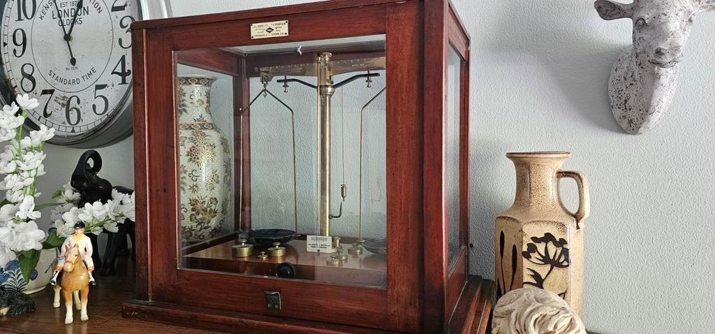 Apotheek weegschaal engels, Ophalen