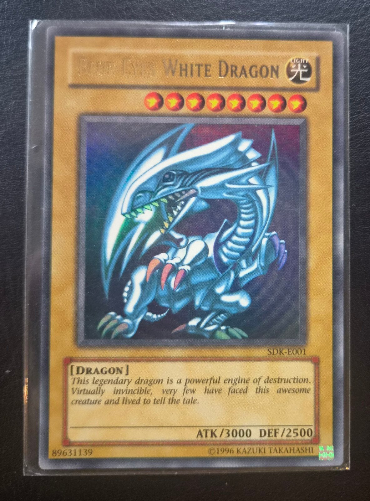 Yu-Gi-Oh! Blue-Eyes White Dragon SDK-E001, Ophalen of Verzenden, Gebruikt, Losse kaart