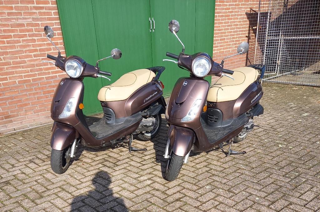 Twee Sym Fiddle 2 scooter met aanhanger, Ophalen, Gebruikt, Benzine, Fiddle