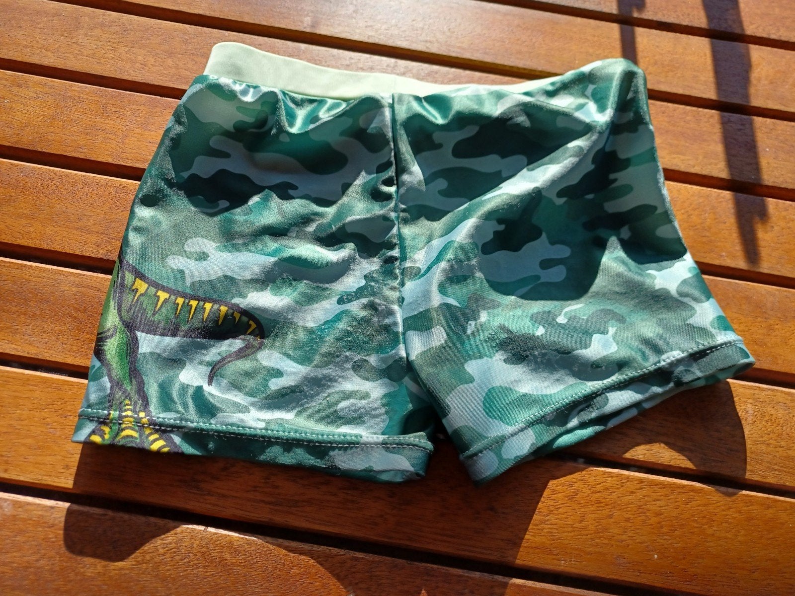 Stoere zwembroek Dino Roar camouflage maat 110/116, Dino Roar, Ophalen of Verzenden, Zo goed als nieuw, Jongen