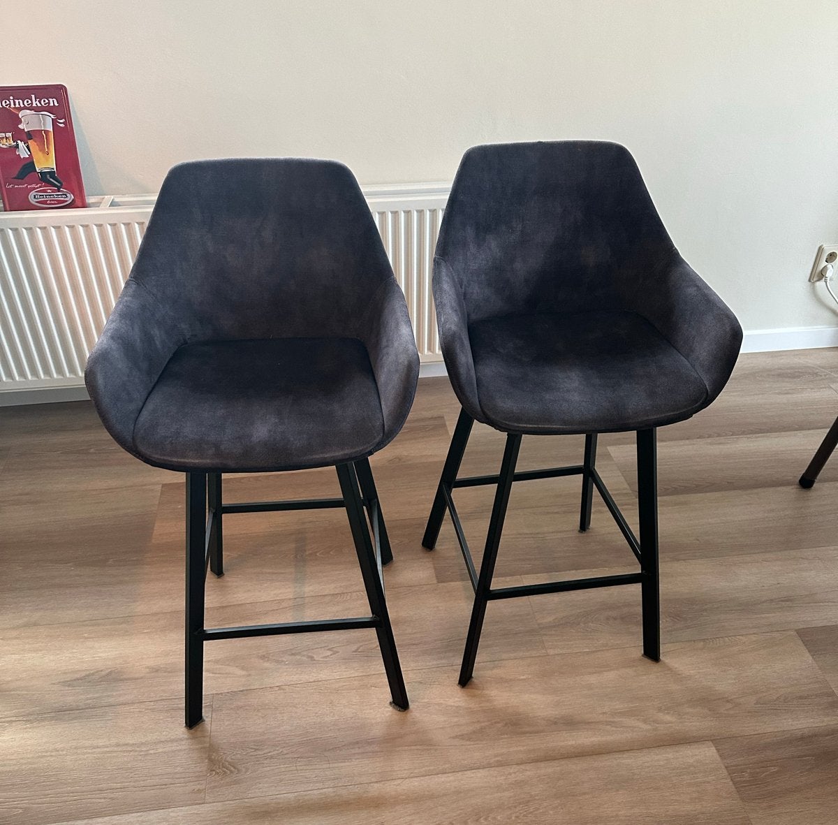 2x Barkrukken draaibaar Grijs met Zwart Metalen Onderstel, Ophalen, Draaibaar, Zo goed als nieuw, 90 cm of meer