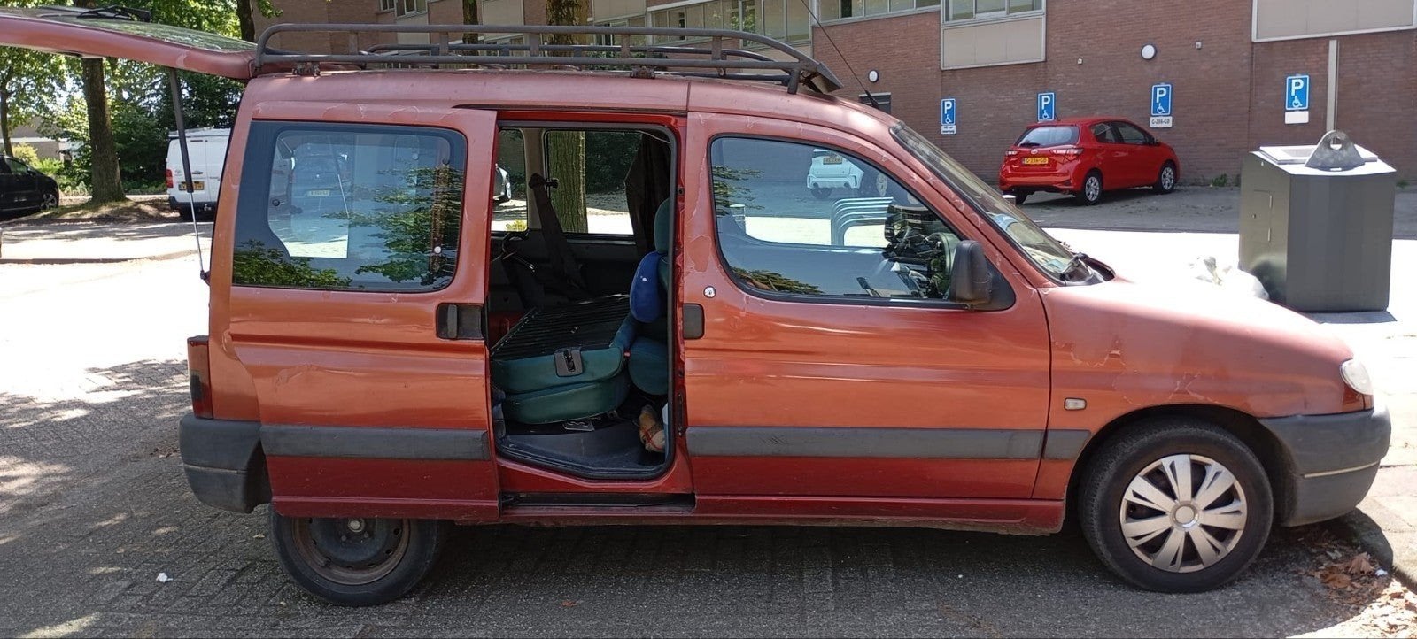 Peugeot Partner 1.8 Combispace 1999 Rood, Auto's, Peugeot, Voorwielaandrijving, 1145 kg, 4 cilinders, 620 kg
