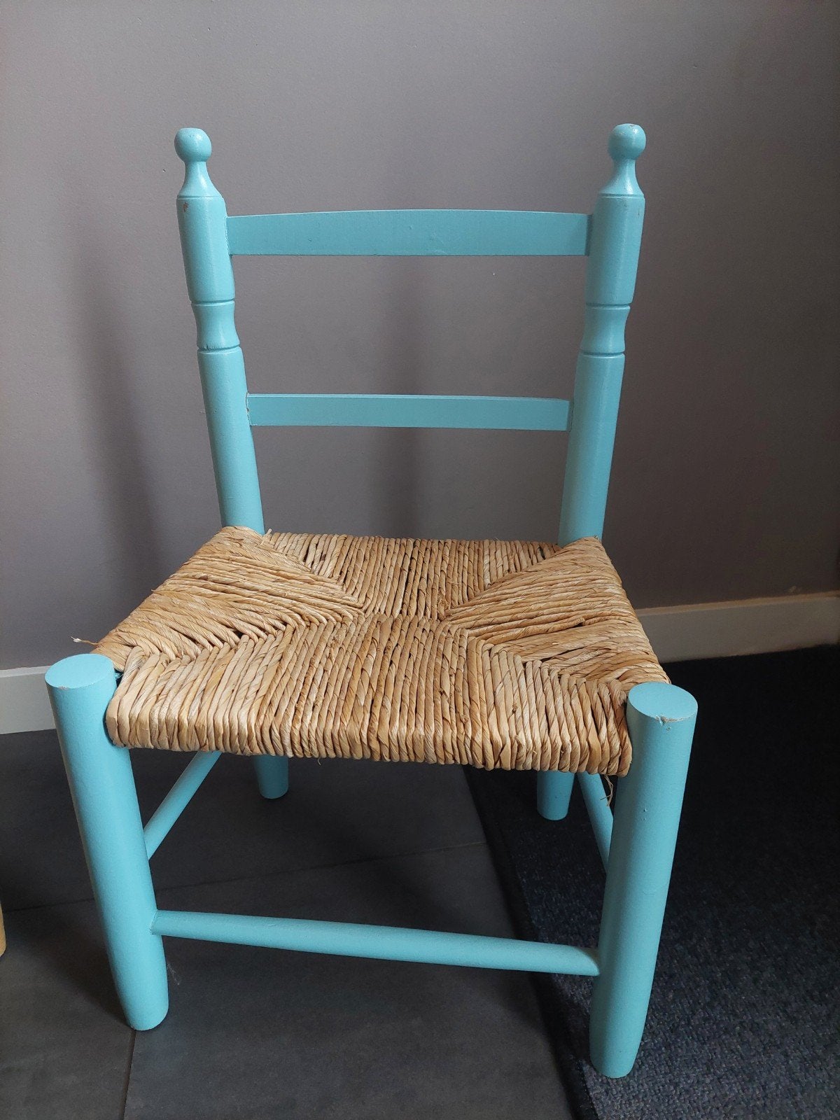 Houten stoel met rieten zitting - lichtblauw, Kinderen en Baby's, Ophalen, Zo goed als nieuw, Stoel(en)