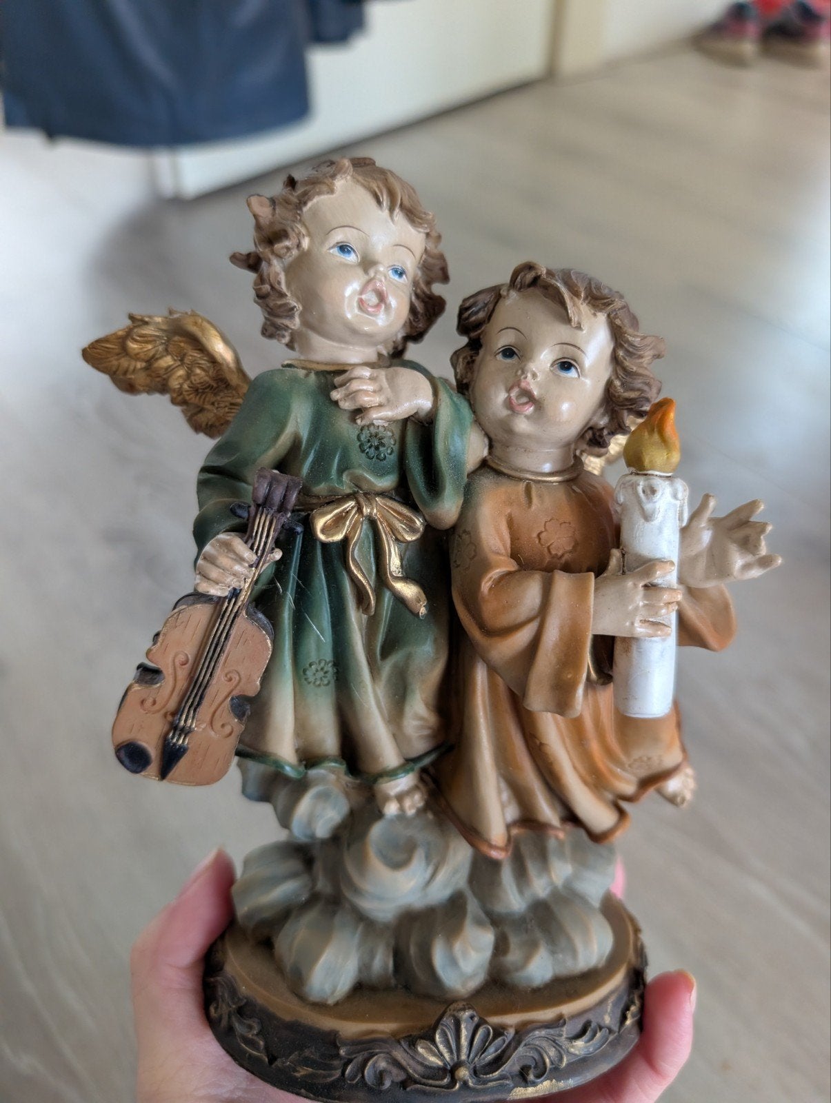 Beeldje van twee engeltjes met viool en kaars, Ophalen, Gebruikt, Meerkleurig, Overige materialen