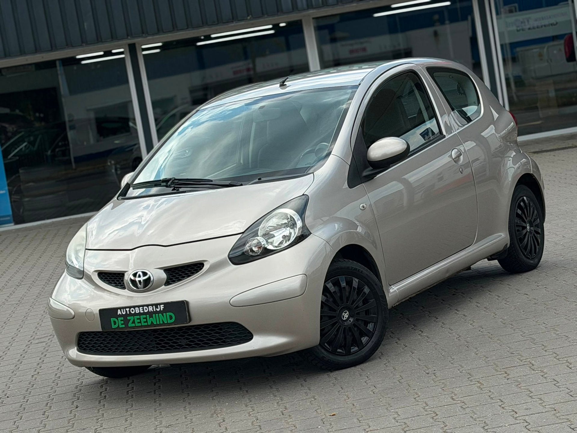 Toyota Aygo 1.0-12V|aairco|half leer|Rijklaar, Voorwielaandrijving, Gebruikt, Bruin, 4 stoelen