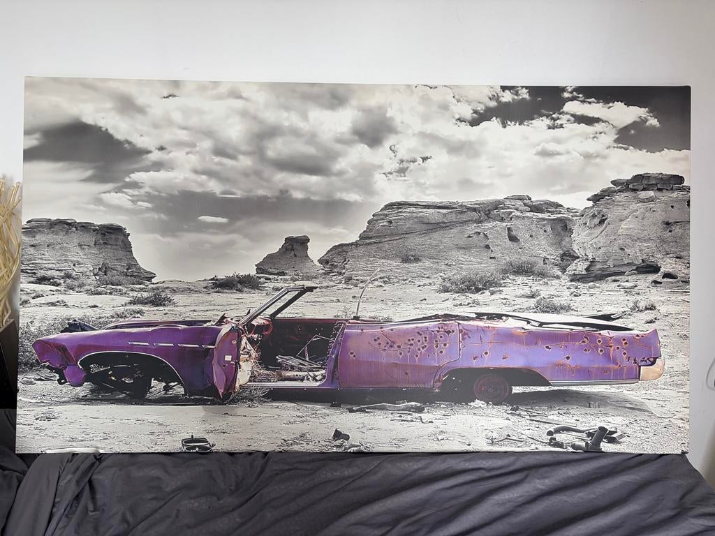 Canvas met paarse cadillac in woestijn 180x100x3,5cm, Ophalen, 125 cm of meer, Zo goed als nieuw, Schilderij