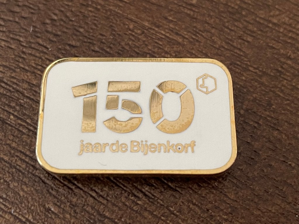 Speldje De Bijenkorf 150 Jaar, Verzamelen, Speldjes, Pins en Buttons, Ophalen of Verzenden, Nieuw, Merk, Speldje of Pin