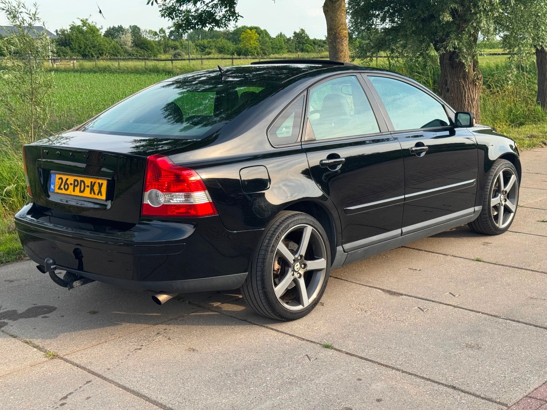 Volvo S40 2.5 T5 Exclusive 220PK AUTOMAAT|DAK|MEMORY|CLIMA|C, Auto's, Gebruikt, Zwart, 700 kg, Sedan