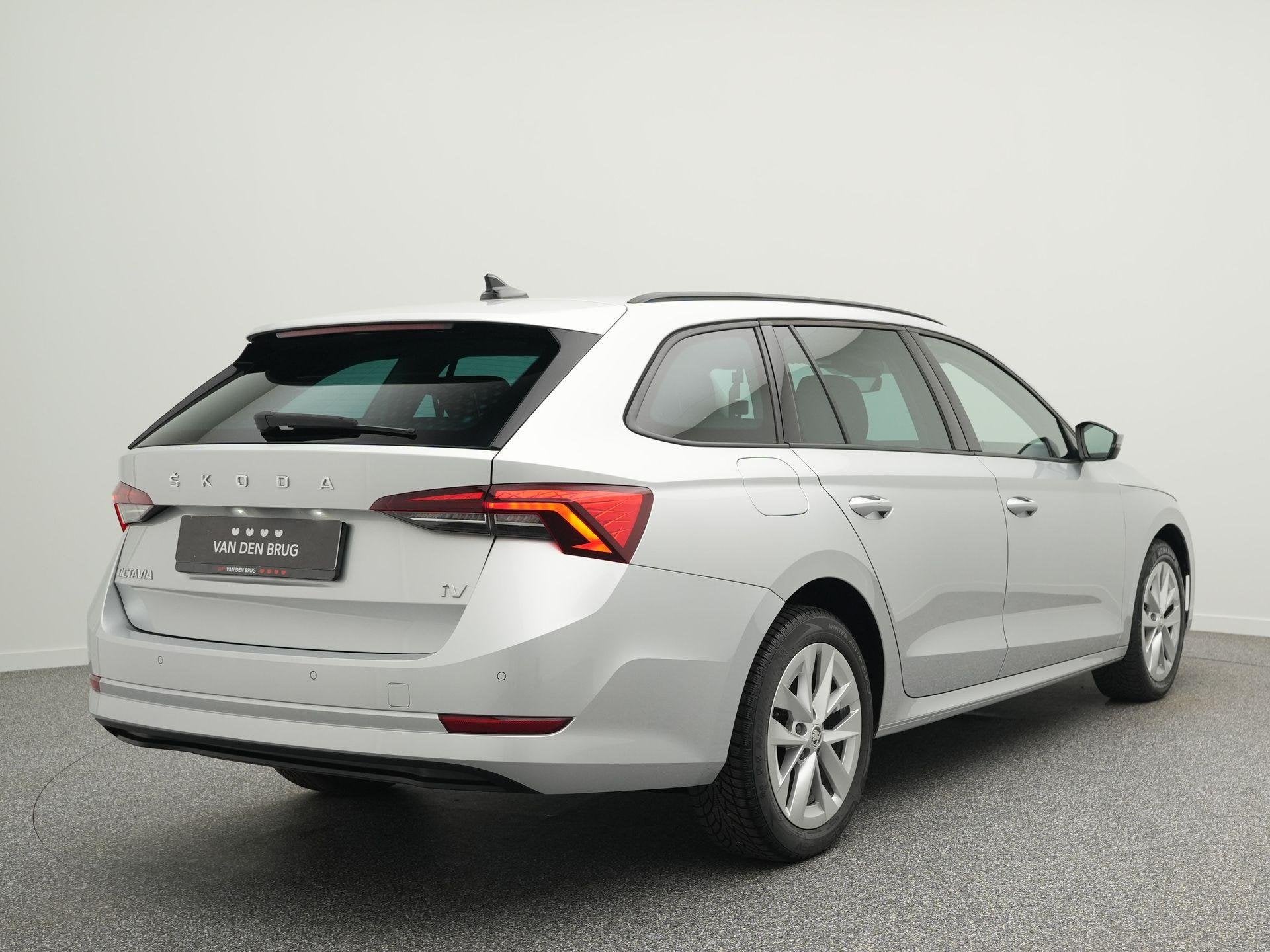 Skoda Octavia Combi 1.4 TSI iV PHEV Business Edition 204 pk, Auto's, Stof, Gebruikt, Euro 6, Plug-in hybride