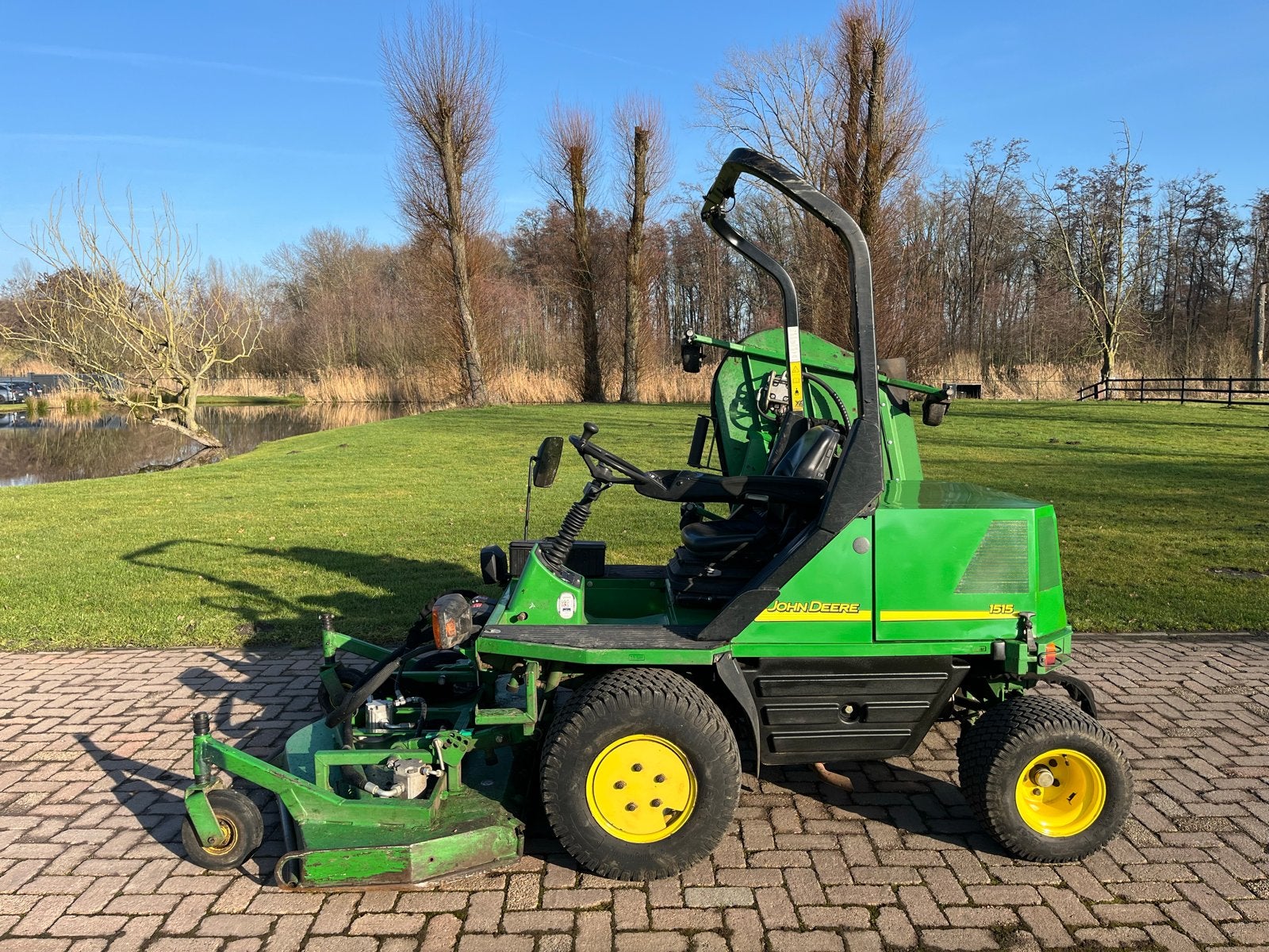John Deere 1515 Zitmaaier - Professionele Grasmaaier, Tuin en Terras, Grasmaaiers, Cirkelmaaier, Gebruikt, Versnellingen, Ophalen of Verzenden