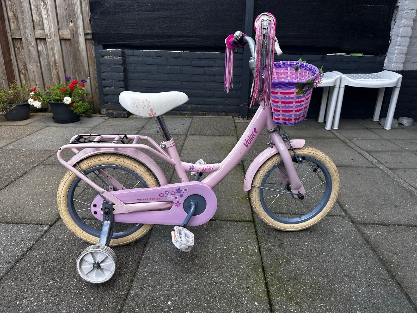 Roze Volare Ashley kinderfiets 14 inch met zijwieltjes, Fietsen en Brommers, Ophalen, Zijwieltjes, Gebruikt, Velgrem