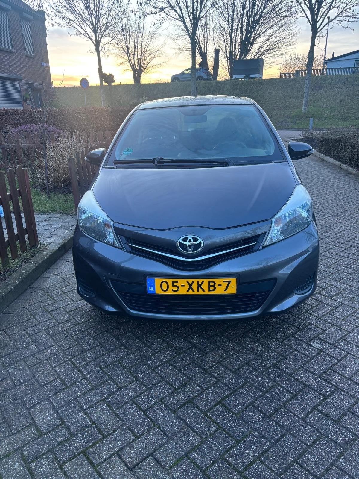 2012 Toyota Yaris met Airco en Navigatie met 3 deur, Auto's, Euro 5, Bedrijf, Handgeschakeld, Grijs