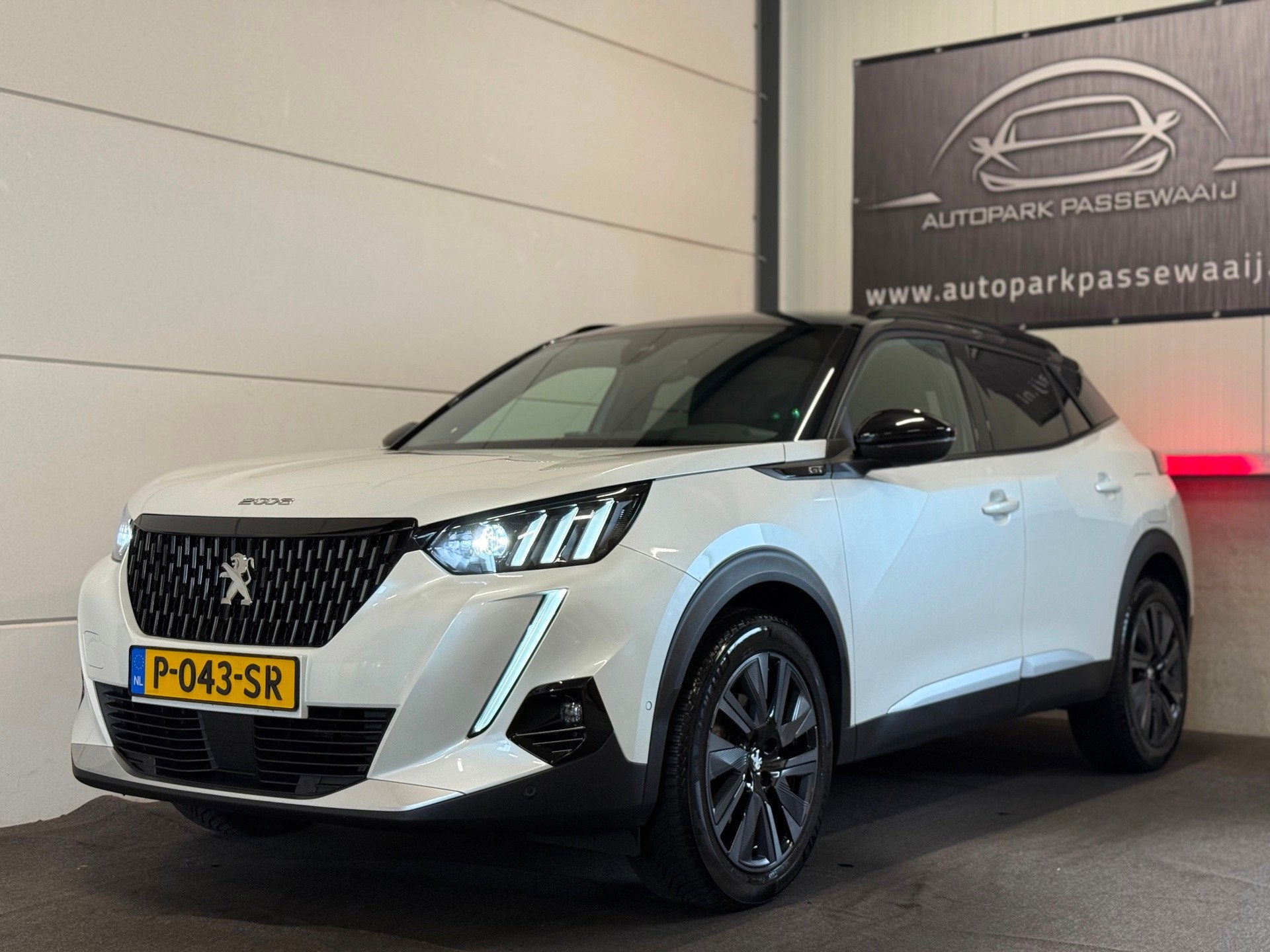 Peugeot 2008 1.2 PureTech GT-Line Pano, ACC, Apple Carplay,, Auto's, Dealer onderhouden, Gebruikt, 1199 cc, Wit