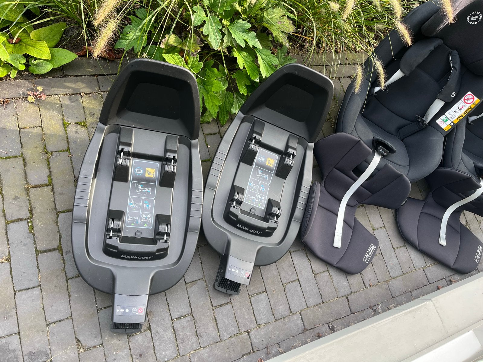 Foto 3 van 2x Maxi-Cosi Pearl Pro² i-Size + FamilyFix 3 | €200 per set