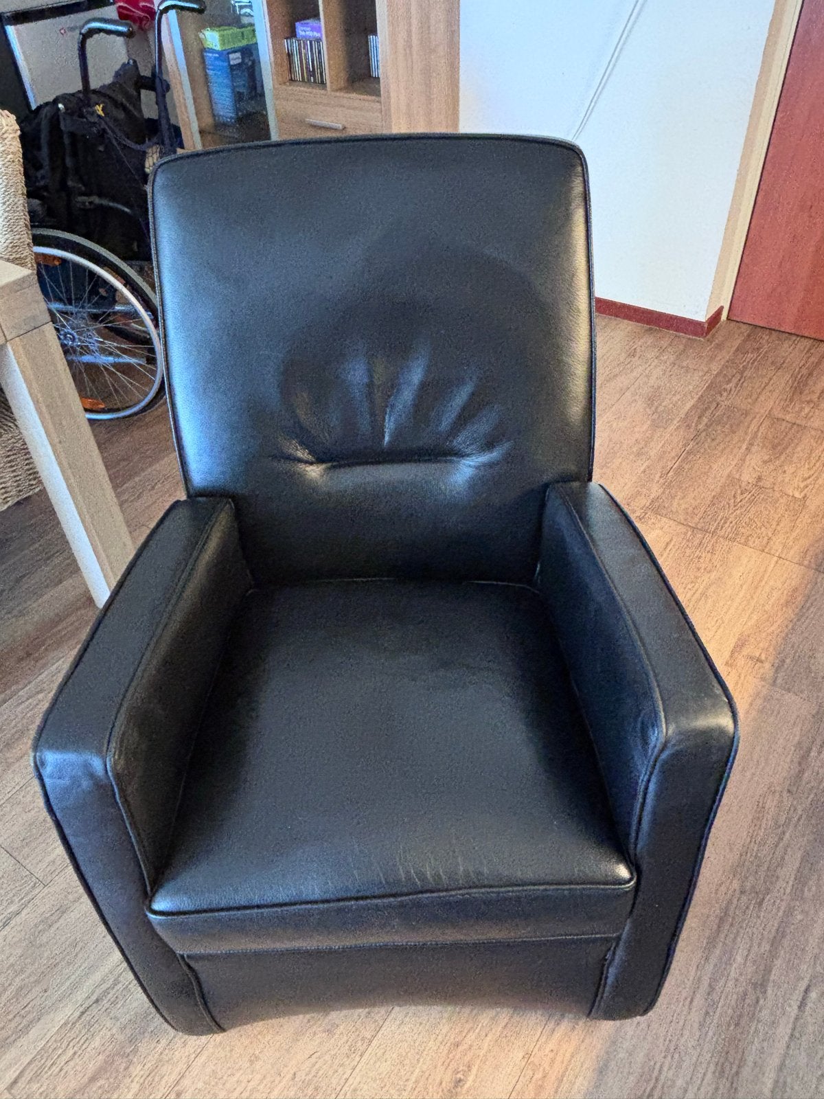 Comfortabele zwarte leren stoel, Gebruikt, Ophalen of Verzenden, 50 tot 75 cm, Leer