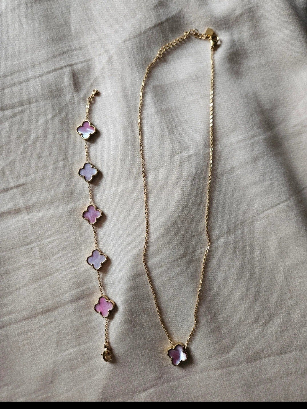 Klaver ketting en armband goud roze parelmoer, Ophalen of Verzenden, Zo goed als nieuw, Roze, Verstelbaar
