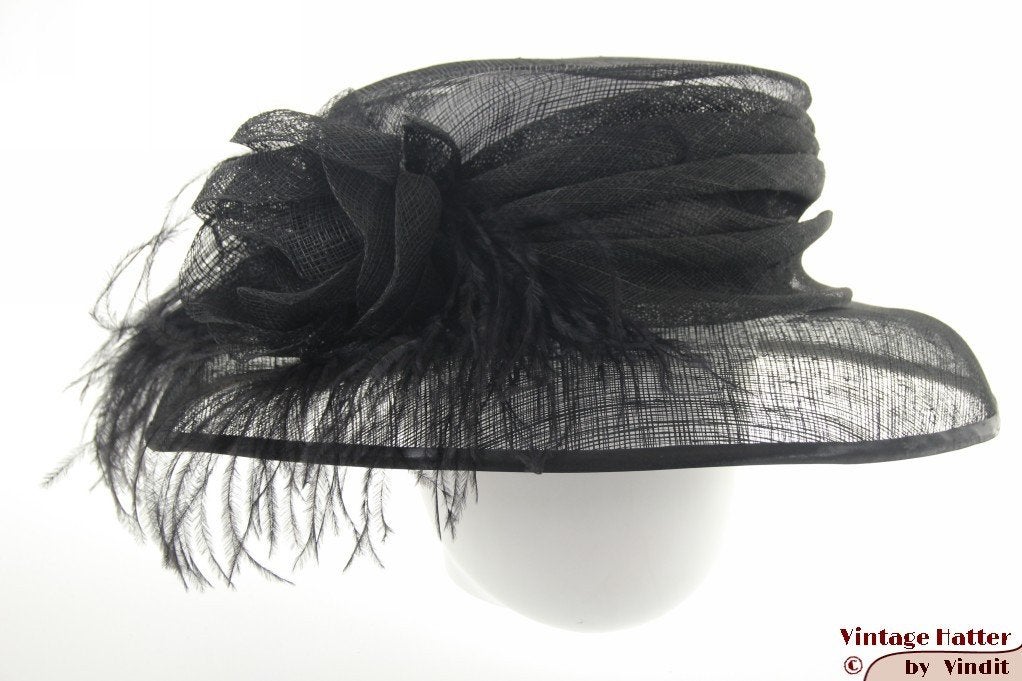 Dameshoed zwart sisal en struisvogel veren 58 nieuw, Kleding | Dames, Ophalen of Verzenden, Nieuw, 58 cm (L, 7¼ inch) of meer
