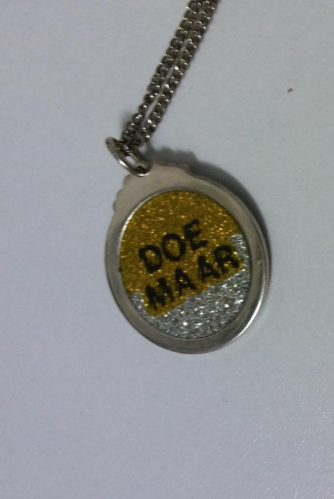 Doe maar Doemaar muziek pop groep band ketting hanger, Verzamelen, Muziek, Artiesten en Beroemdheden, Ophalen of Verzenden, Zo goed als nieuw