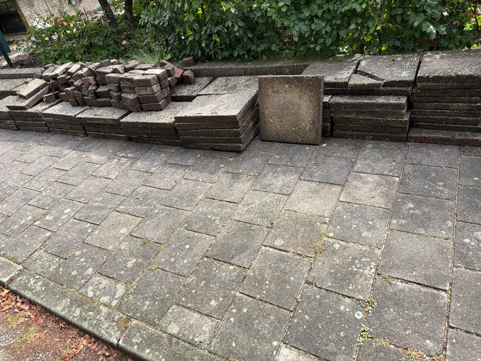 Gratis stenen en grindtegels z.s.m. afhalen, Tuin en Terras, Tegels en Klinkers, Ophalen, Gebruikt, Beton, Klinkers