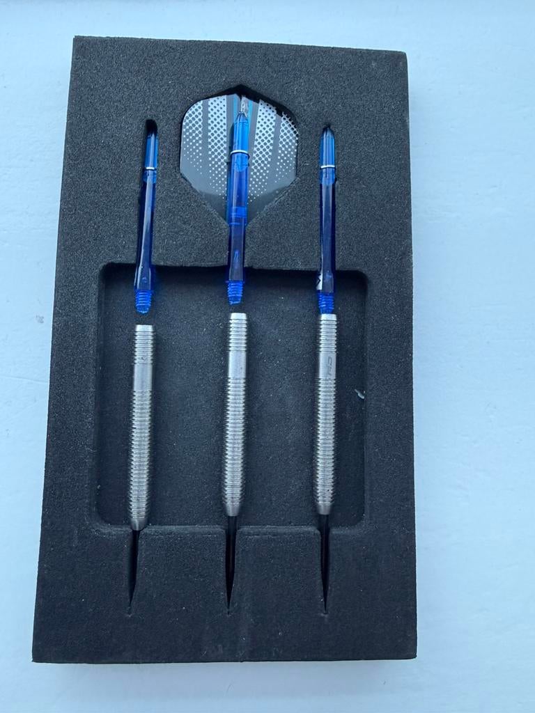 Red dragon 24 gram 85% tungsten, Sport en Fitness, Darts, Ophalen of Verzenden, Zo goed als nieuw, Pijlen