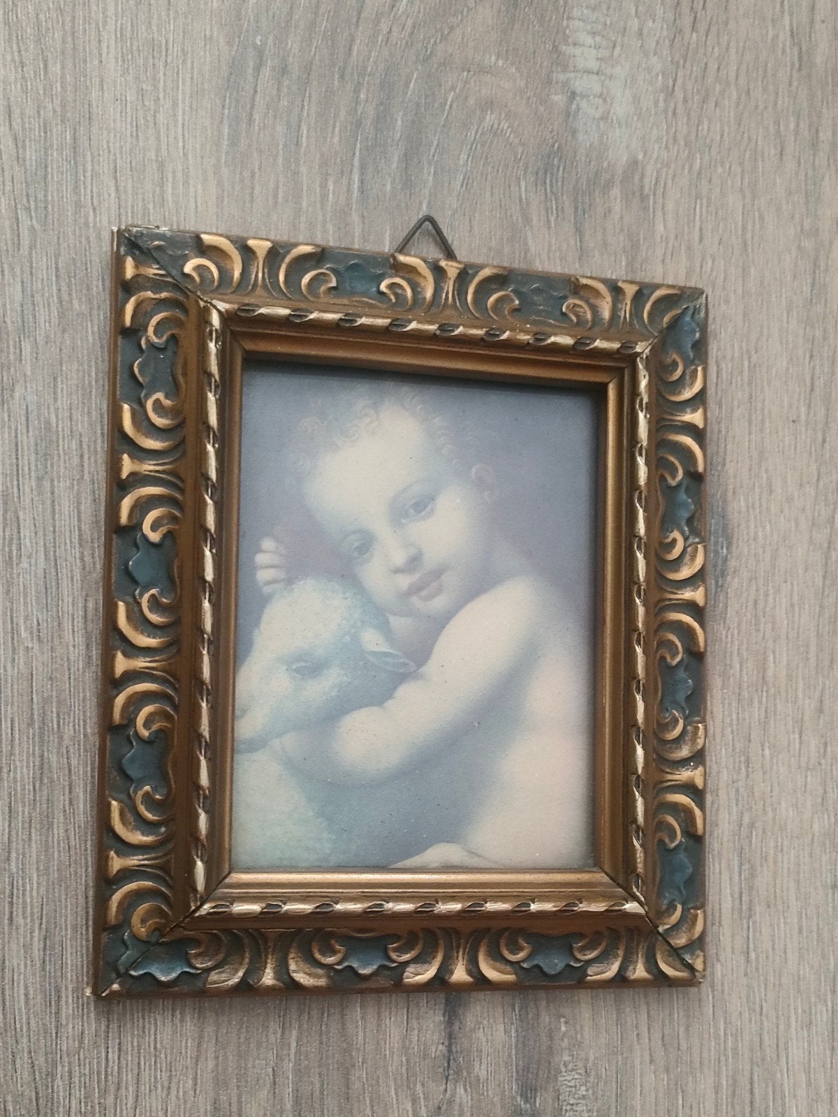 Vintage jaren '50 goudkl. bewerkt lijstje kindje Jezus + lam, Ophalen of Verzenden, Gebruikt, Minder dan 50 cm, Tekening