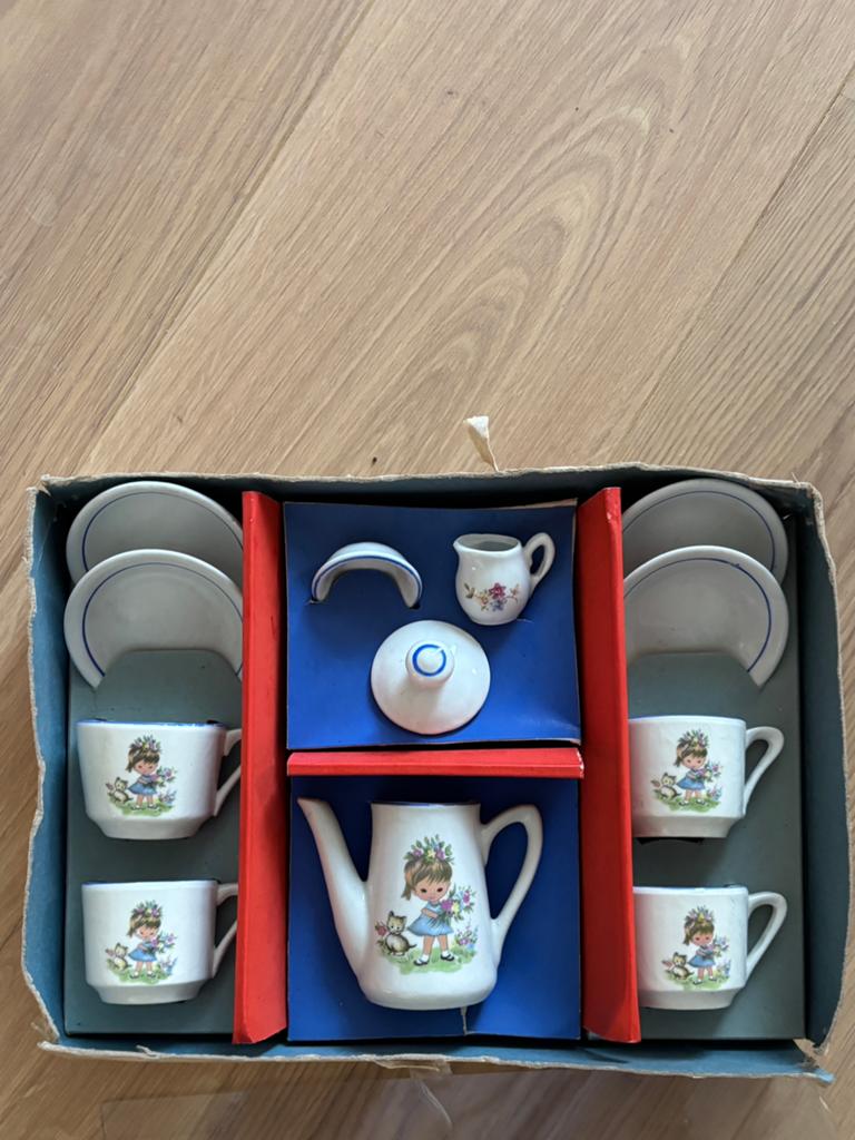Vintage kinderserviesje in zeer nette staat, Antiek en Kunst, Antiek | Speelgoed, Ophalen of Verzenden