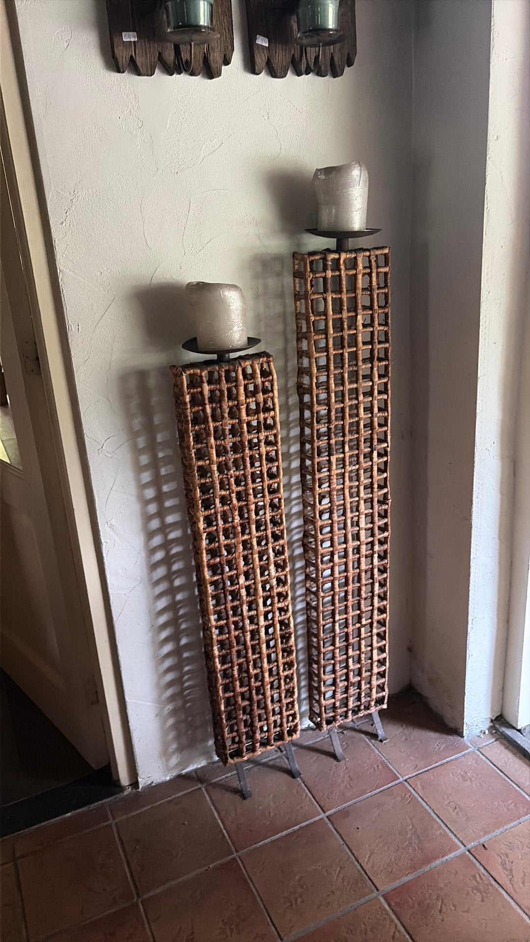 2 rieten kaars standaarden, Huis en Inrichting, Woonaccessoires | Kandelaars en Kaarsen, Ophalen, Zo goed als nieuw, Hout, Kaars