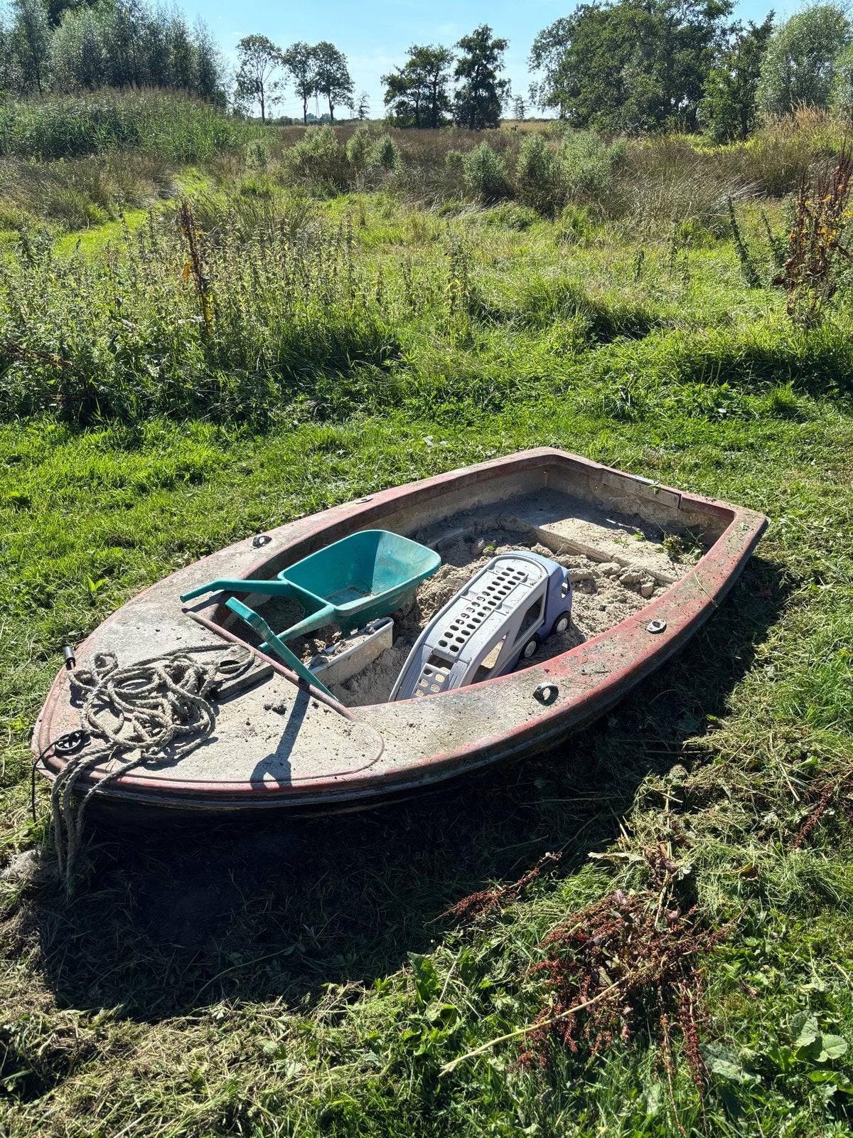 Oud zandbakbootje voor uren speelplezier, Ophalen, Gebruikt
