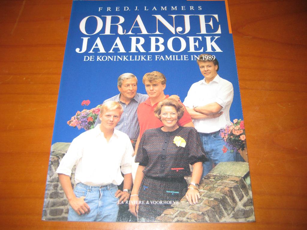Oranje jaarboek, de koninklijke familie in 1989, Verzamelen, Ophalen of Verzenden, Zo goed als nieuw, Nederland, Tijdschrift of Boek