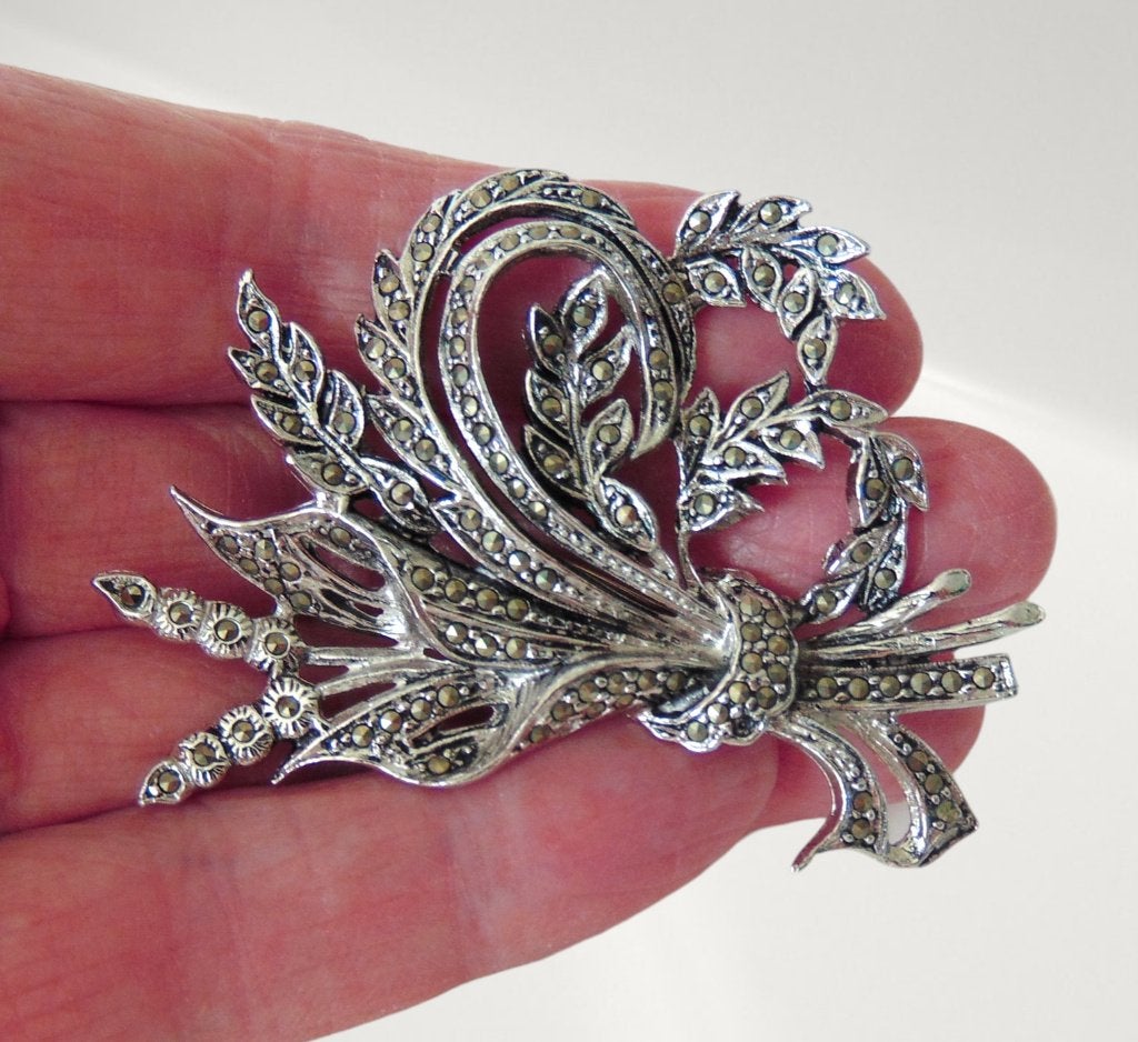 Grote MARKASIET rhodium plated broem broche!, Overige materialen, 4 tot 7 cm, Verzenden, Zo goed als nieuw