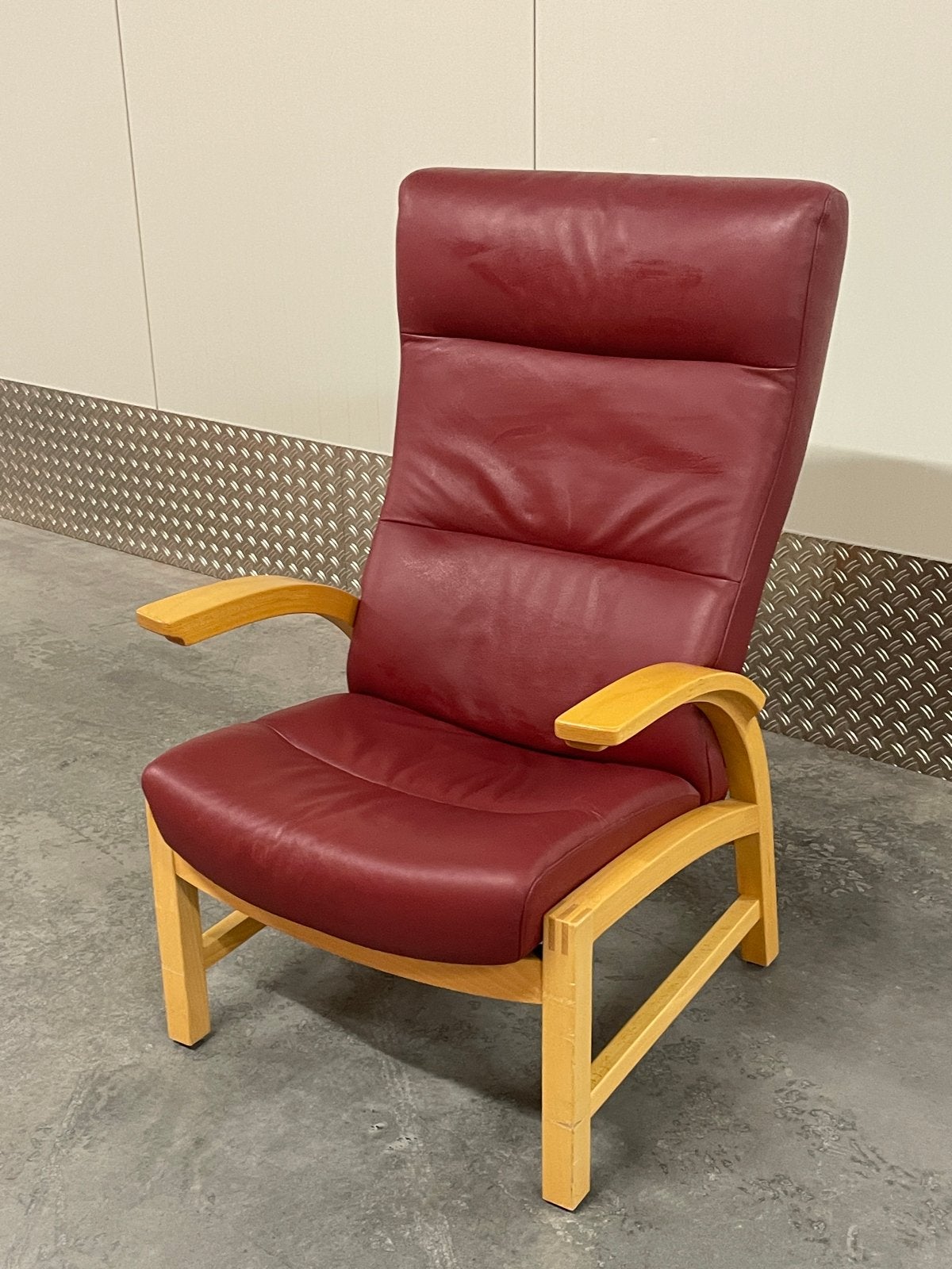 Comfortabele fauteuil met ik denk rood leder en houten frame, Huis en Inrichting, Stoelen, Ophalen, Gebruikt, Eén, Rood